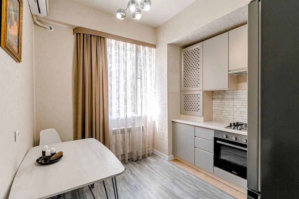 Oliviia Iriny Savelyevoy V Parke U Doliny Roz I Krasnogo Solnishka Apartments