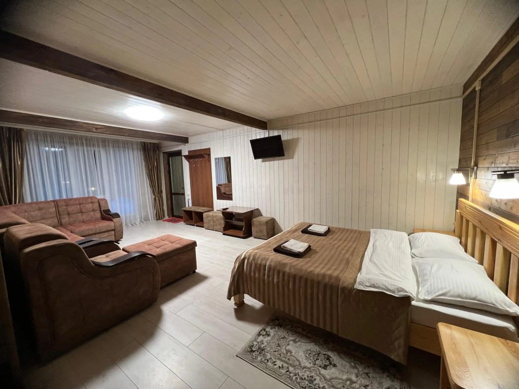 Пятиместный номер Comfort с красивым видом из окна