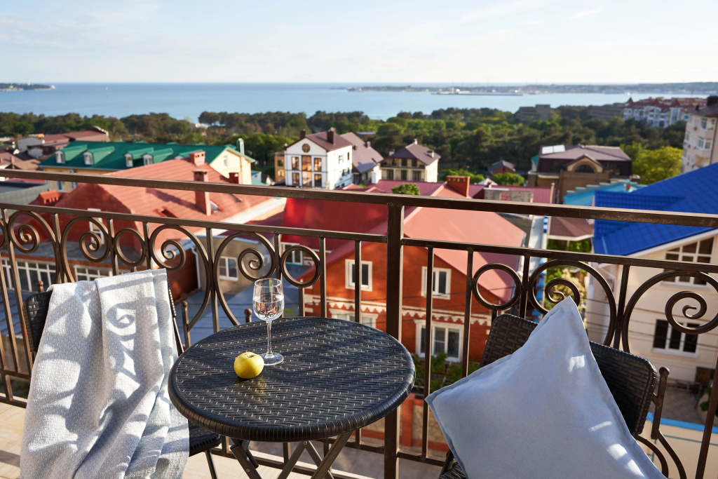Квартира с Балконом и Шикарным Видом на Море от Home Group