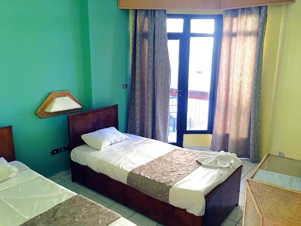 Gaddis Hotel, Suites and Apartments