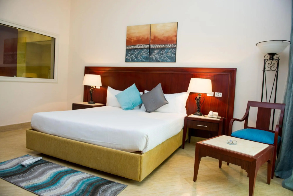 Курортный отель Swiss Inn Pyramids Golf Resort