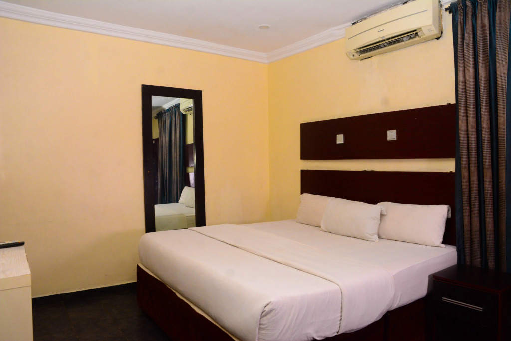 Отель Connecting Lagos Suites