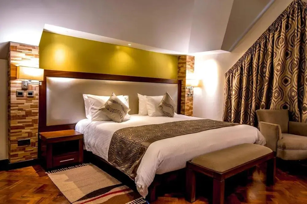 Magna Hotel and Suites