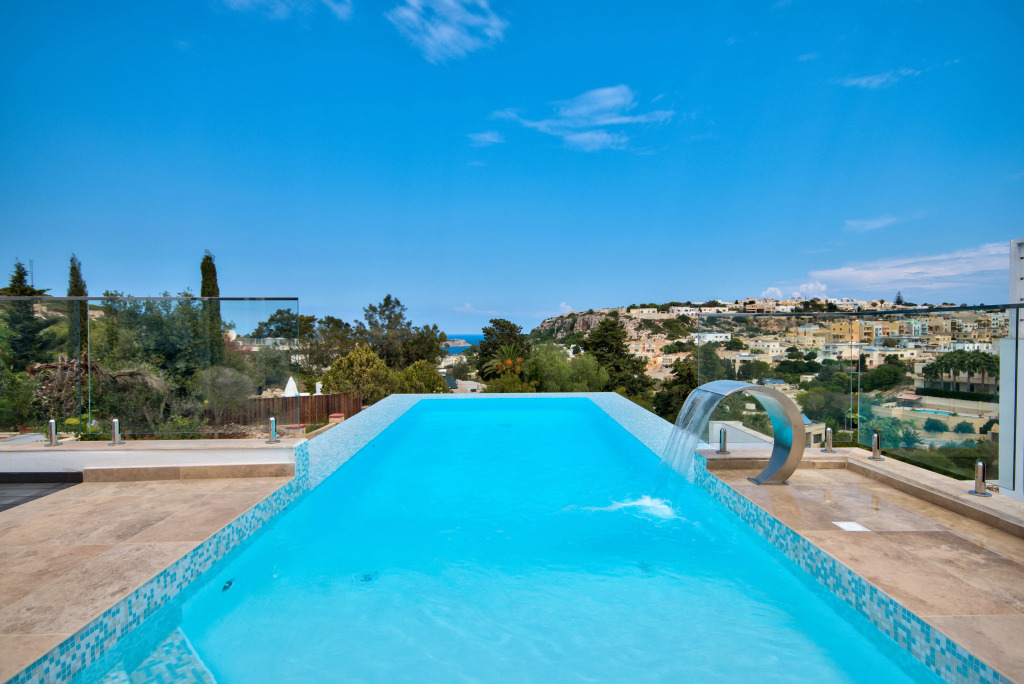 Villa Gaia - Sunset Views, Indoor Heated Pool, Sauna and Games Room