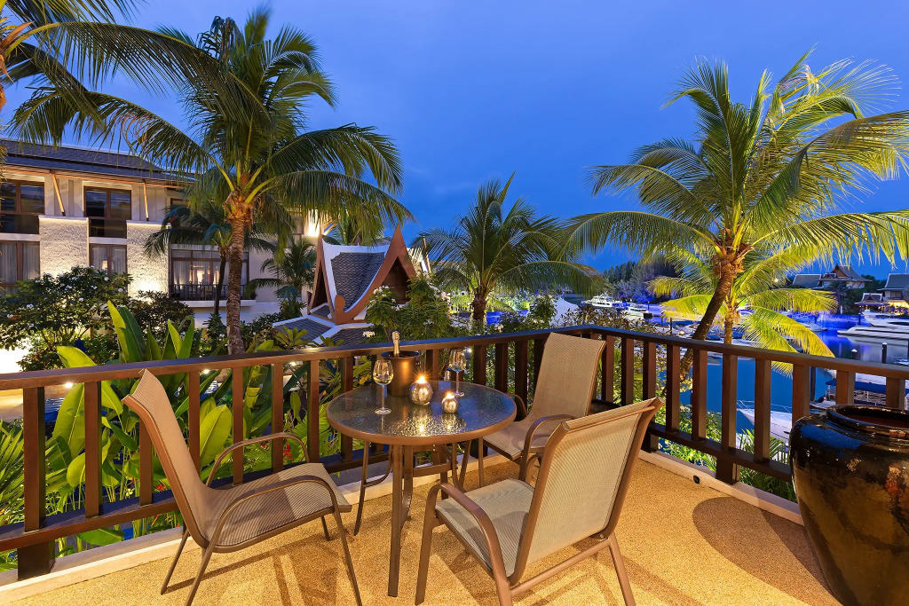 Waterfront in Royal Marina Apartments	