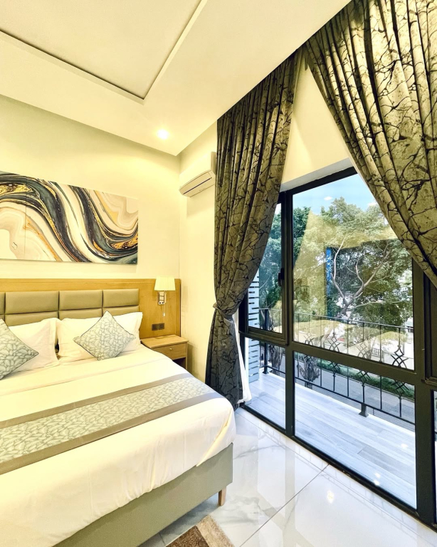 Отель Circusse Suites and Apartments