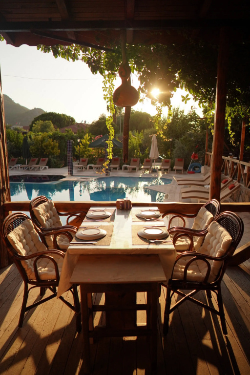 Suzanne Hotel & Restaurant
