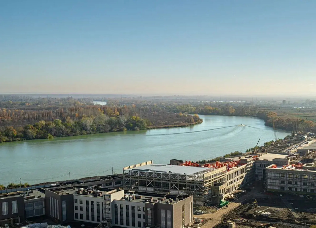 S Krasivym Vidom Na Reku I Gorod Apartments