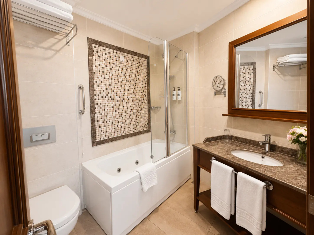 GLK PREMIER The Home Suites & Spa