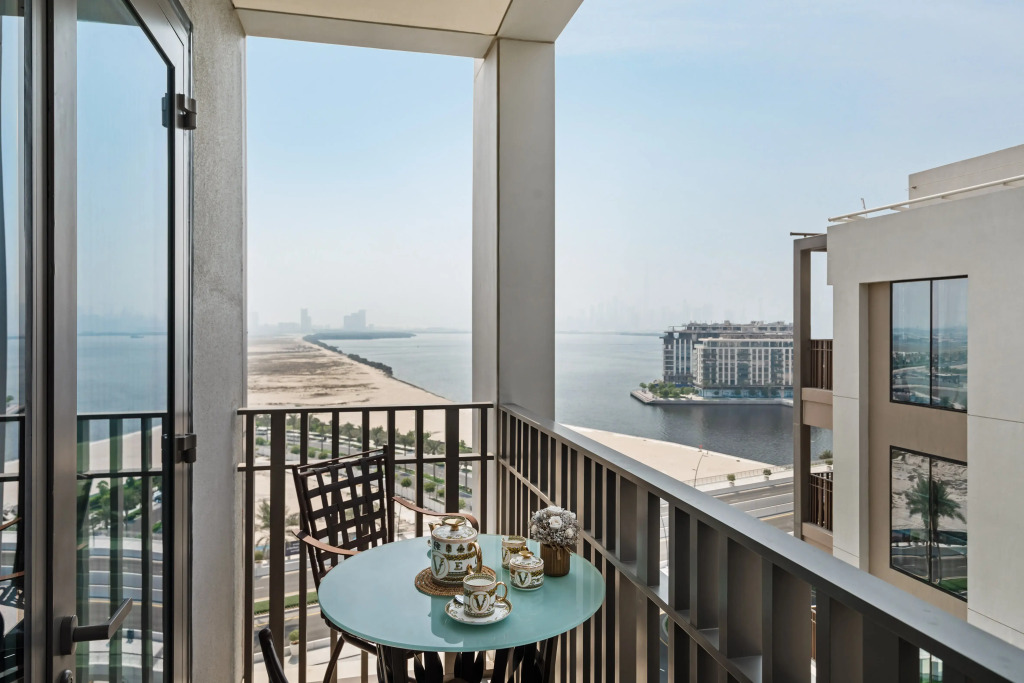 Апартаменты Lagoon Charm Luxurious Waterfront Living