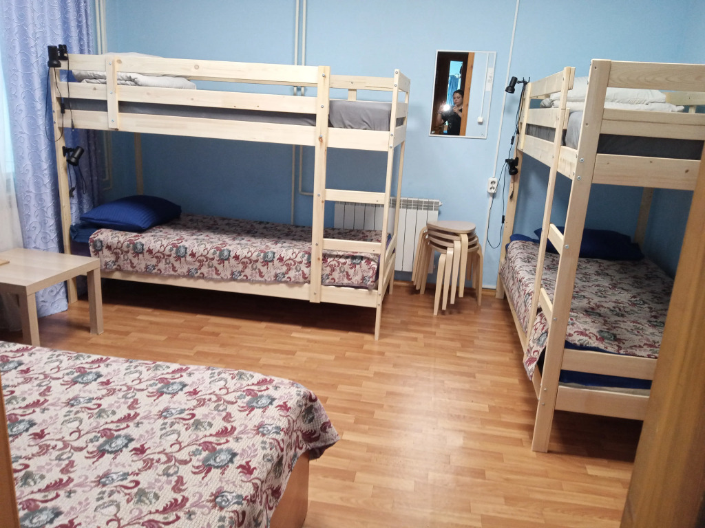 Кровать в общем номере в Зима