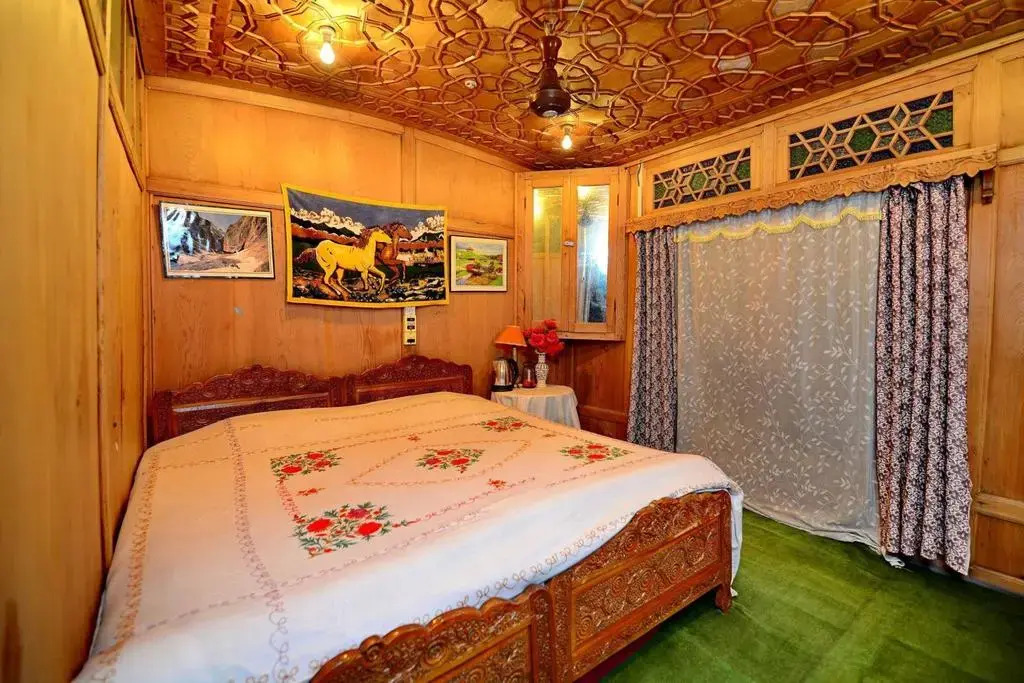 Отель Shiraz Deluxe Houseboat