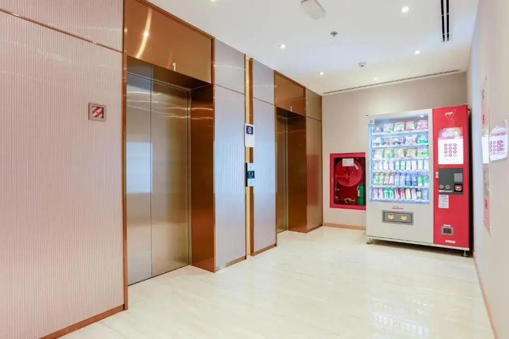 Отель Holiday Inn Express and Suites Bangkok Central Pier