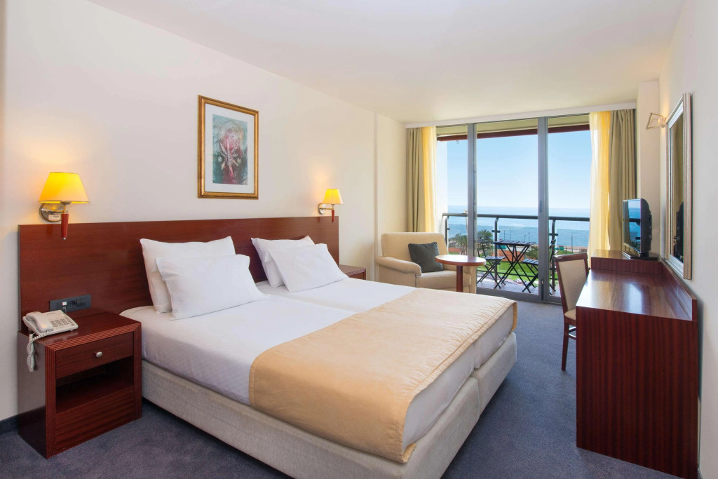 Отель Iberostar Waves Bellevue