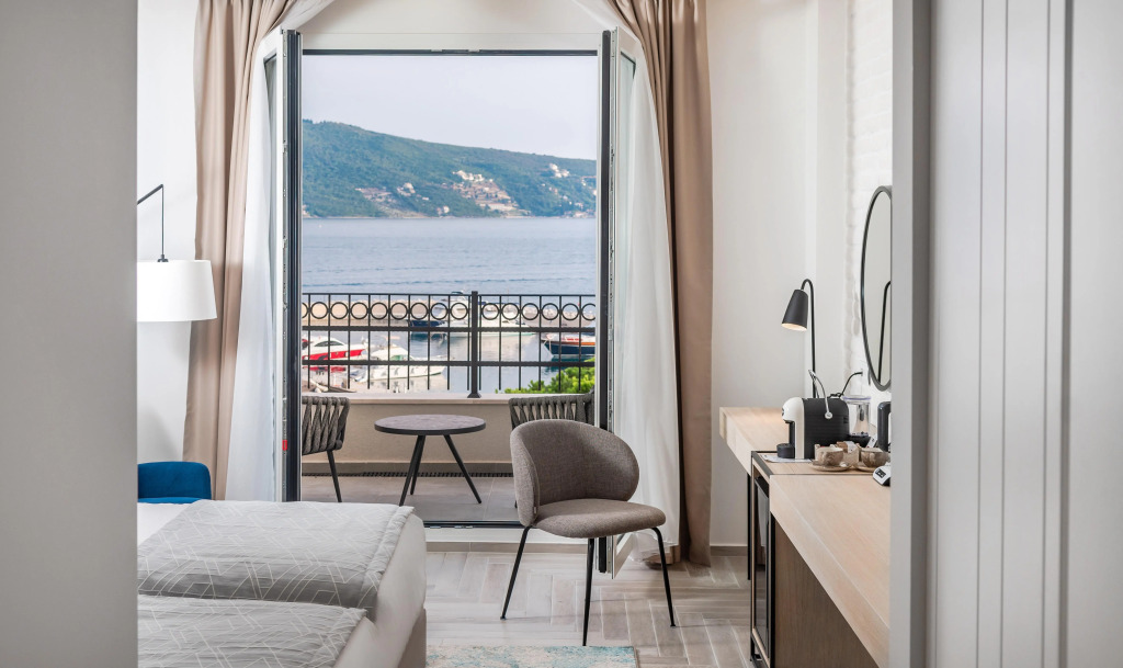 Lazure Hotel & Marina