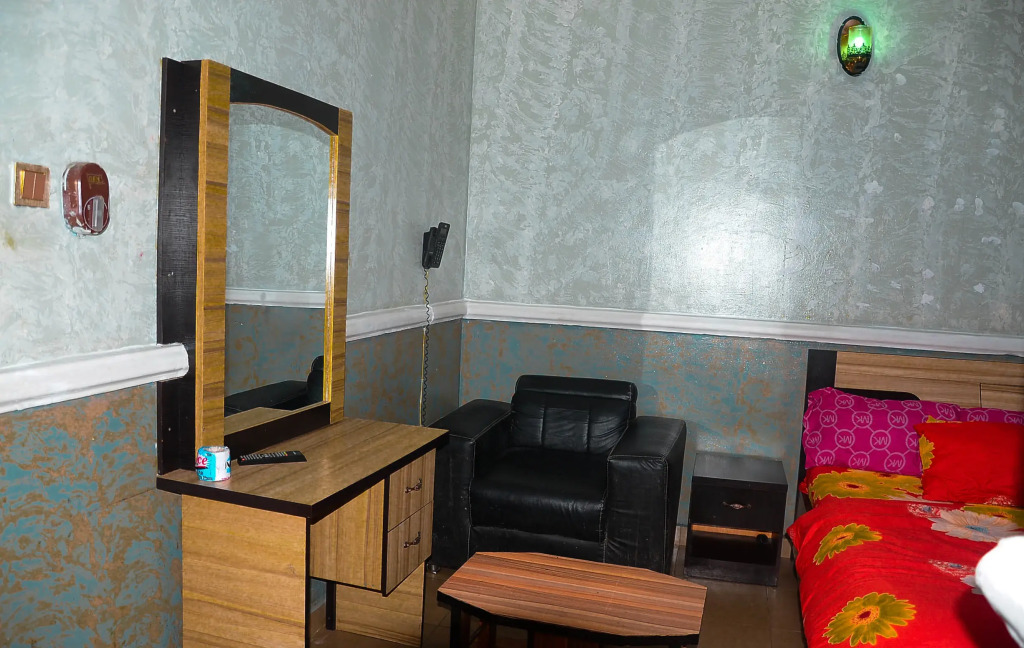 Отель LAKE SIDE HOTEL WARRI
