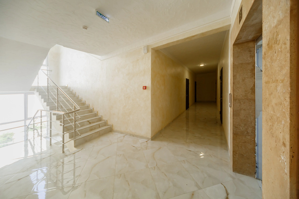 Апартаменты с балконом, вид  на горы бассейн во дворе Home Group
