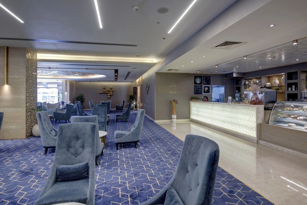 Отель Two Seasons Hotel & Apartments