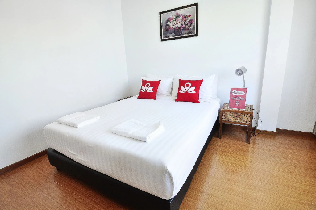 Отель ZEN Rooms Suthisan