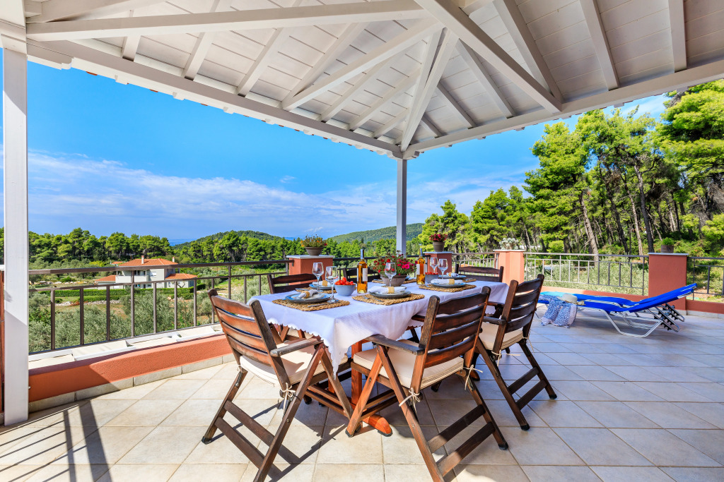Luxury Villa with Private Pool in Skopelos, Spacious & Private, Villa Amaryllis By Kardous