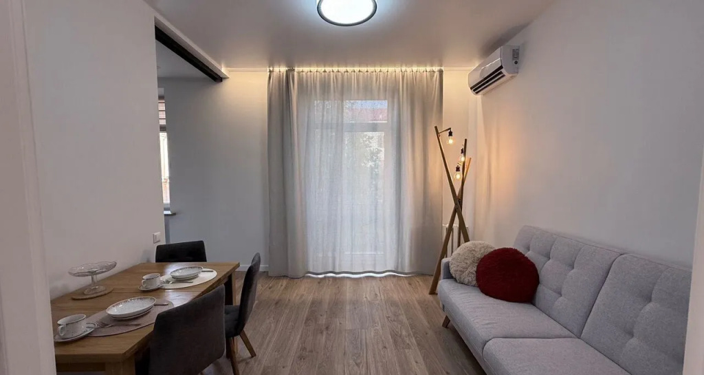 Квартира Атмoсферная Cталинка 50 М² С Видом На Oпеpный Теaтр