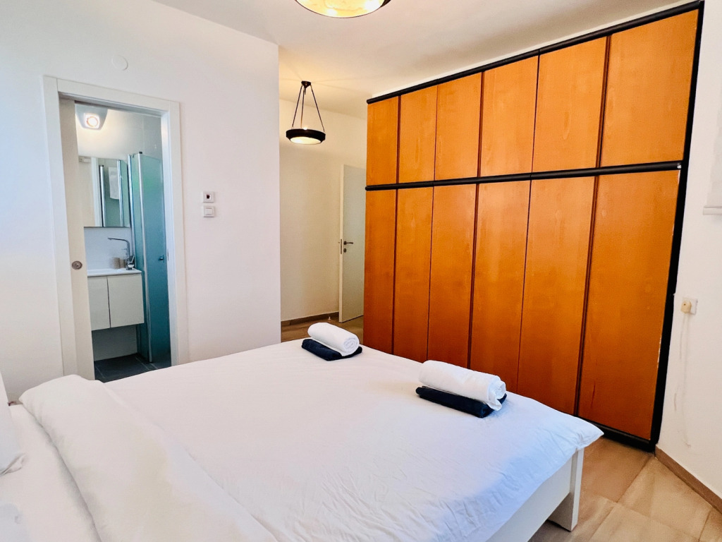 Апартаменты Elegant Apt with Balcony & Sea View by FeelHome