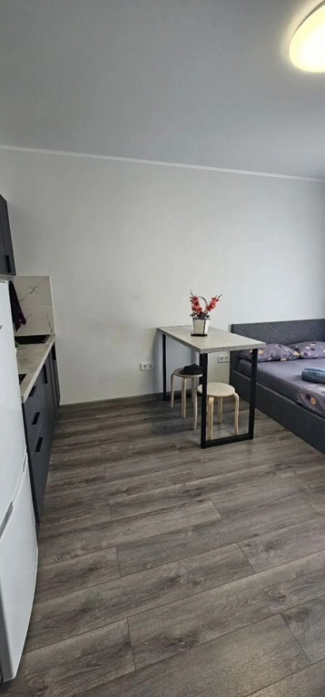 Квартира cтудия в новoм домe c новым ремонтoм