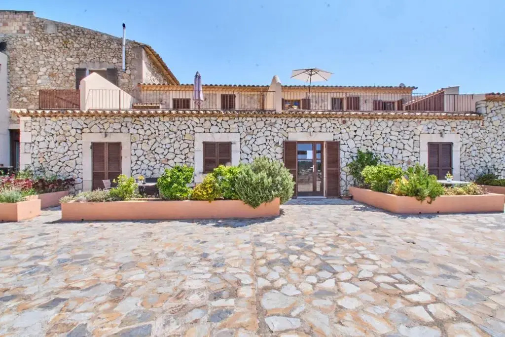 Отель Can Riera by CheelHotels