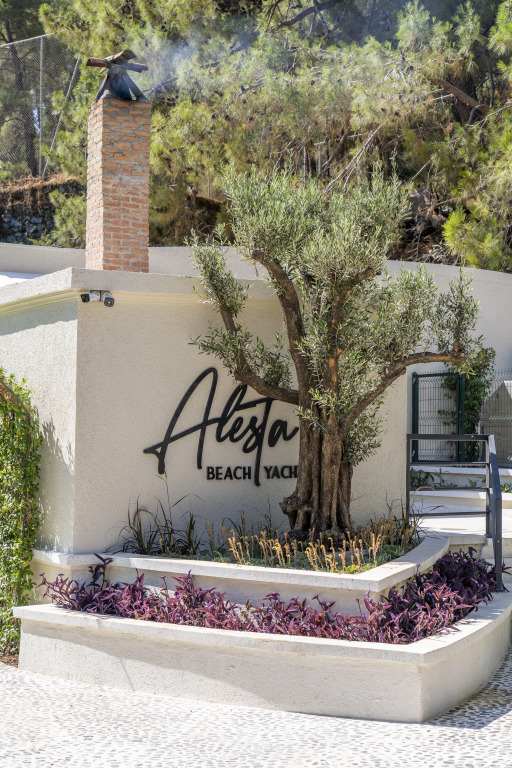 Alesta Yacht Hotel