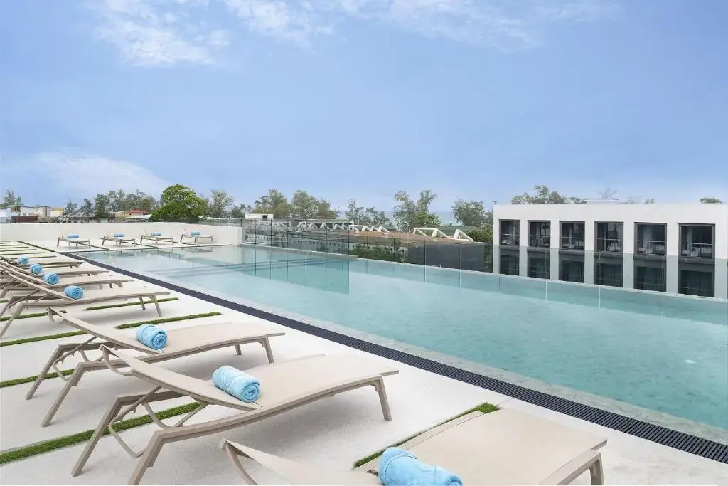 Отель JonoX Phuket Karon Hotel