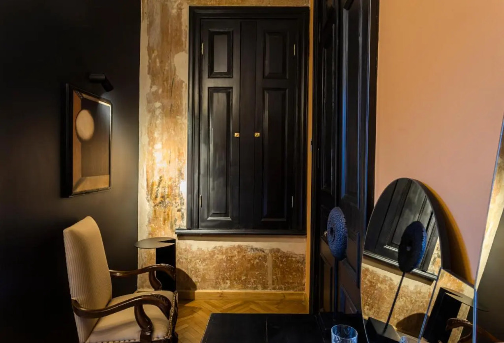 Unfound Door - Design Hotel