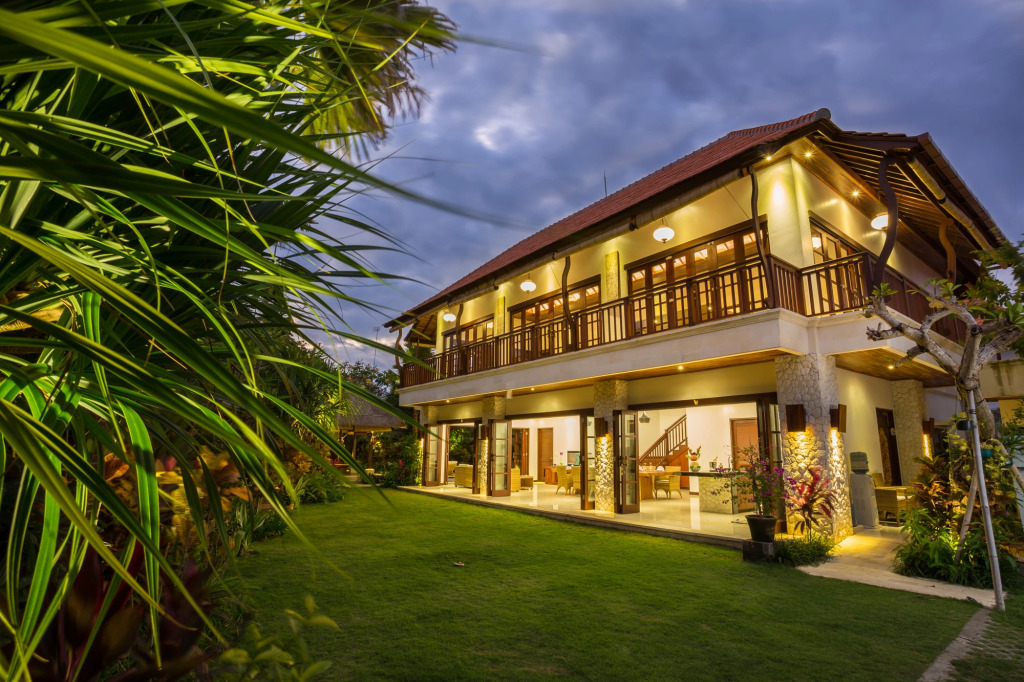 LA-BALI Villa Sanur, Spacious & Large, Private Pool, Pool Table, 5-Minutes walk to the Beach, Free Laundry, Private Cook, Massage, Daily Tour
