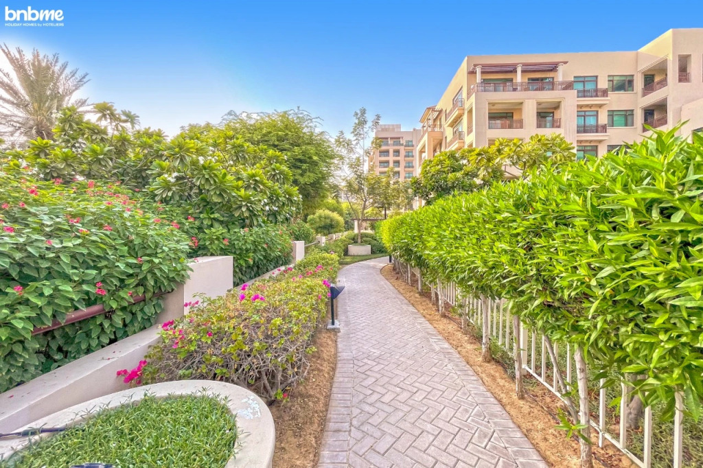 Апартаменты bnbmehomes | 2 BR Stunning Lake Views in Greens-205
