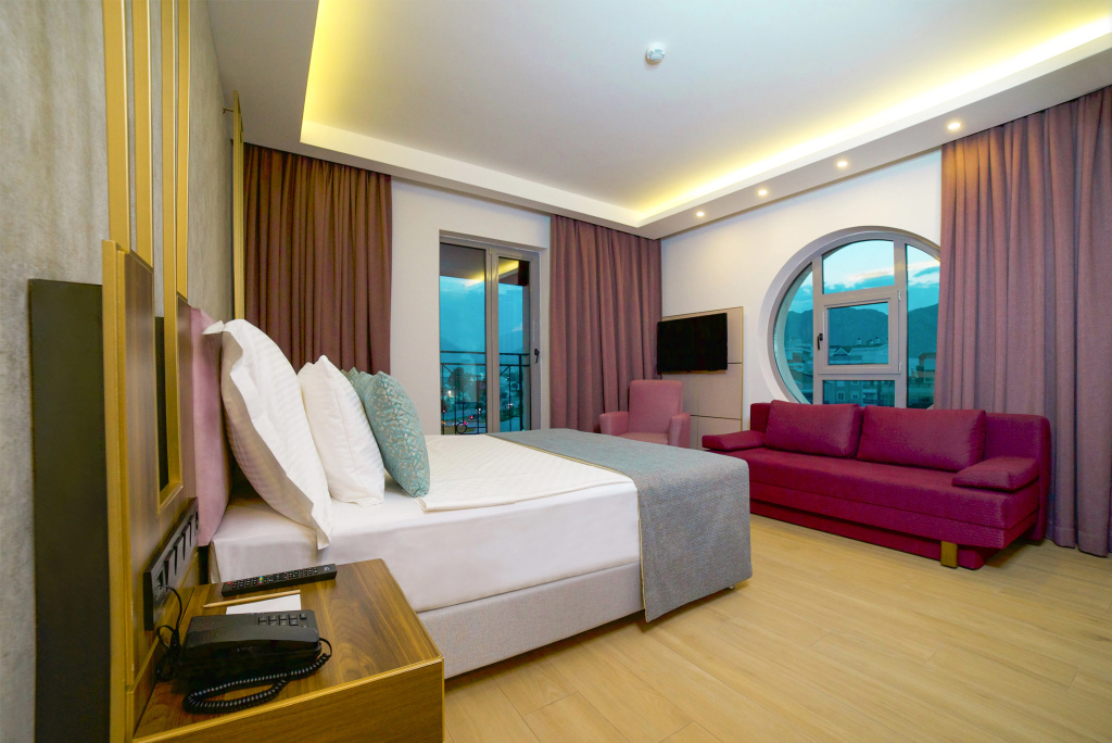 Leaf Port Hotel