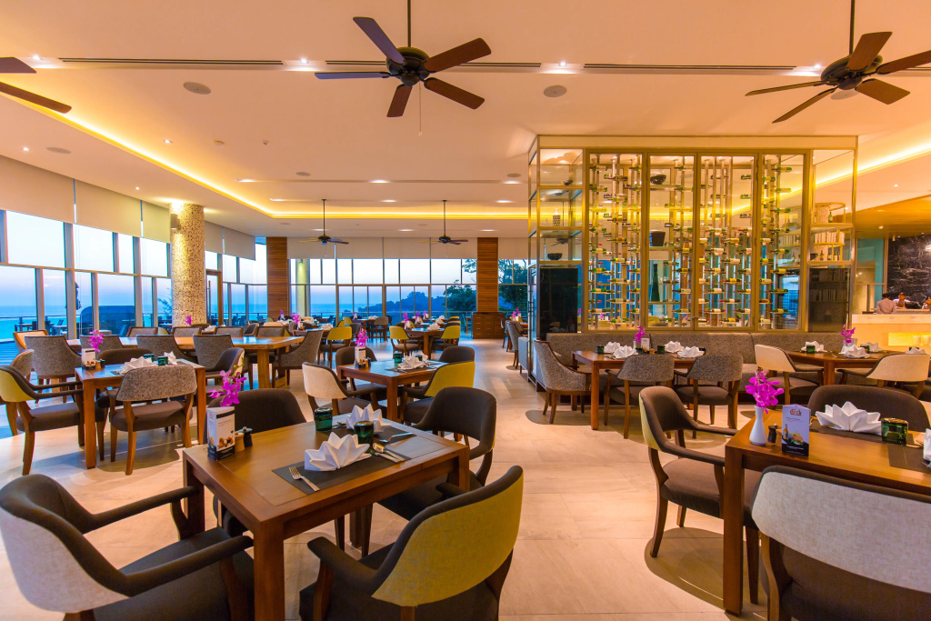 Отель Wyndham Grand Phuket Kalim Bay