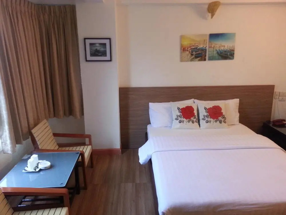 Crown BTS Nana Hotel