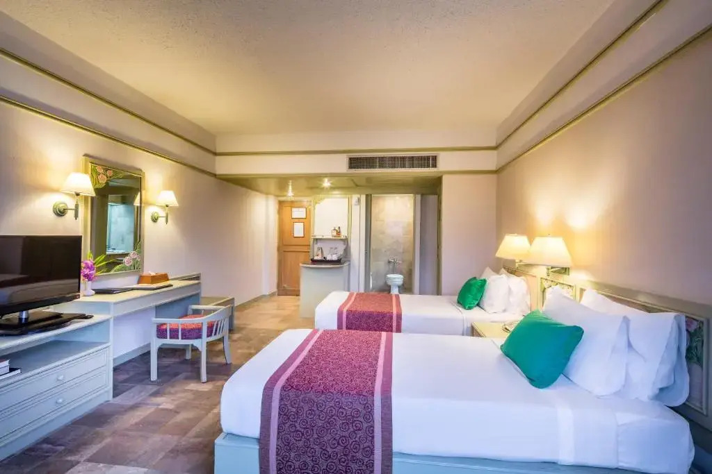 Cholchan Pattaya Beach Resort - SHA Extra Plus