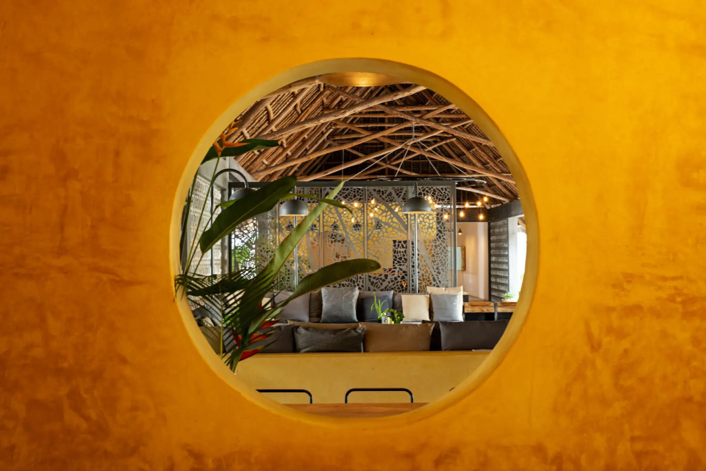 Casa Beach Hotel "Casa Del Mar"