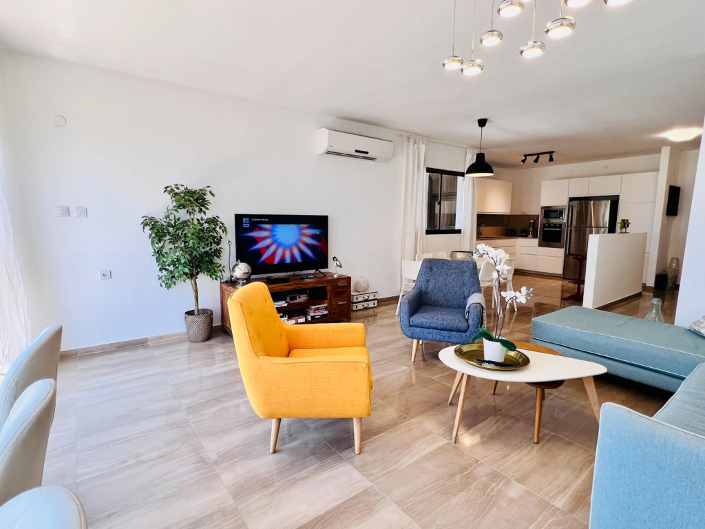 Апартаменты Elegant Apt with Balcony & Sea View by FeelHome