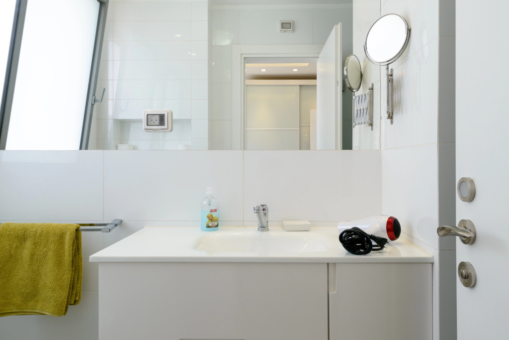 Mamad Comfort & Balcony In City Center By Feelhome