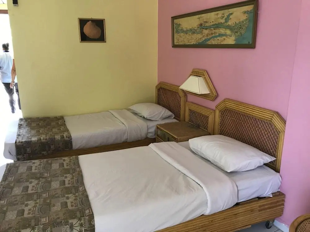 Gaddis Hotel, Suites and Apartments