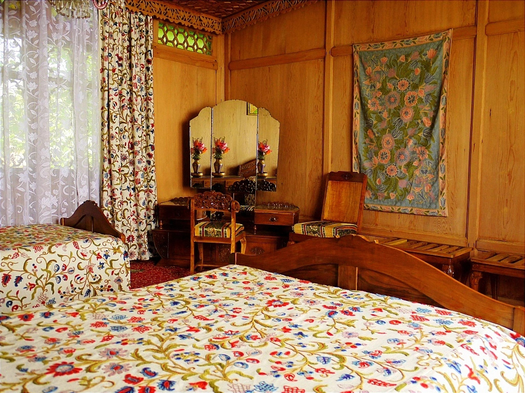 Отель Shiraz Deluxe Houseboat