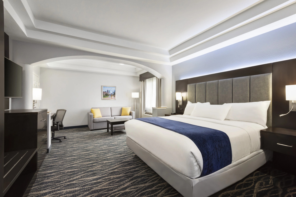 Days Inn & Suites by Wyndham Houston Hobby Airport