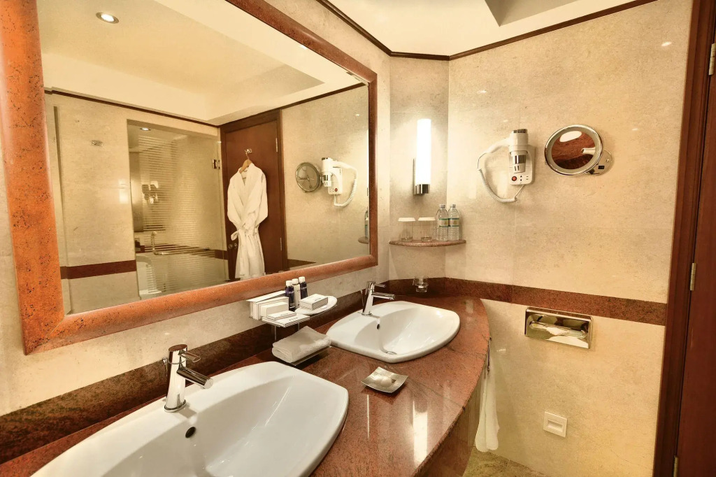 Отель Kampala Serena
