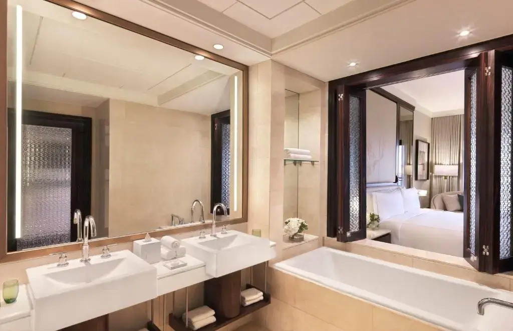 Отель The Ritz-Carlton Abu Dhabi, Grand Canal
