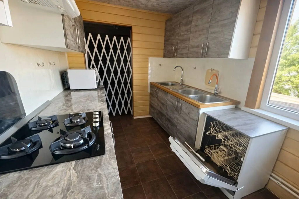 Частный дом с 5 комнатами, террасой и видом на озеро
