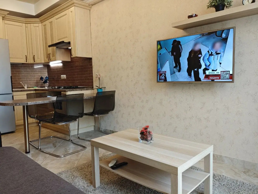 Уютная квартира с отдельной спальней недалеко от жд вокзала Адлер