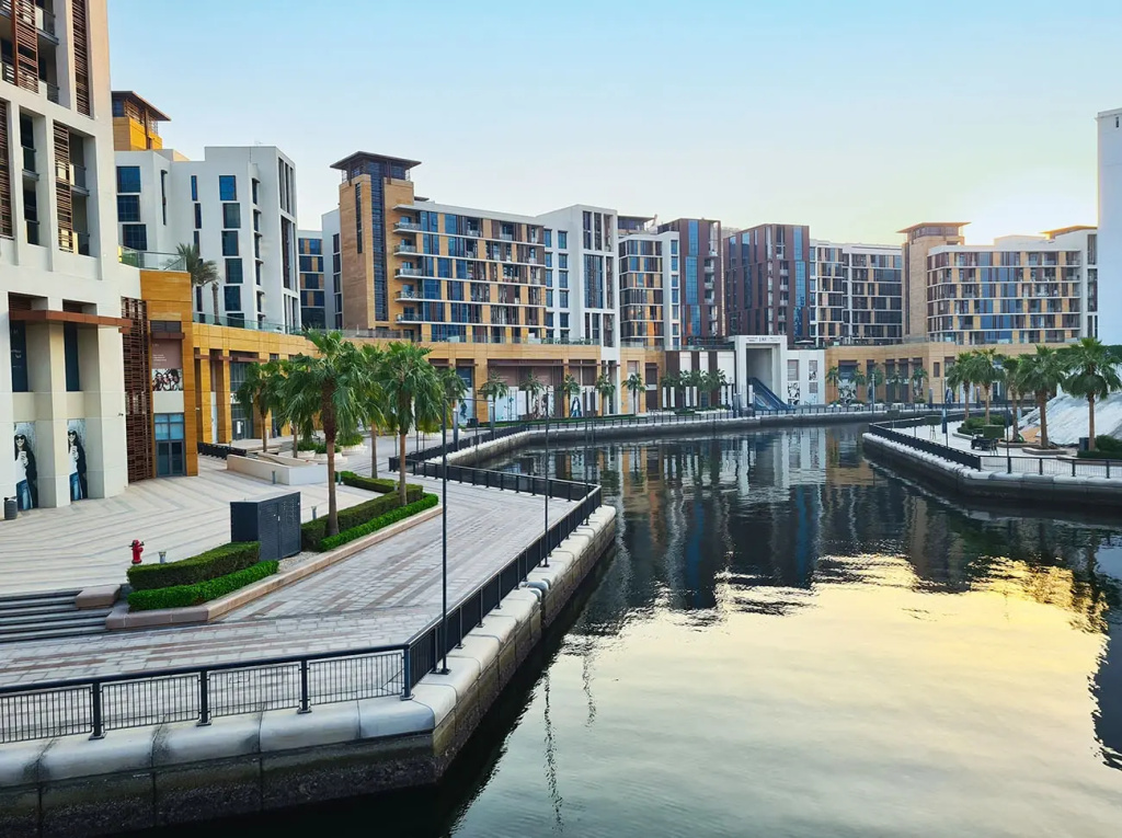 Отель Grand Kingsgate Waterfront By Millennium