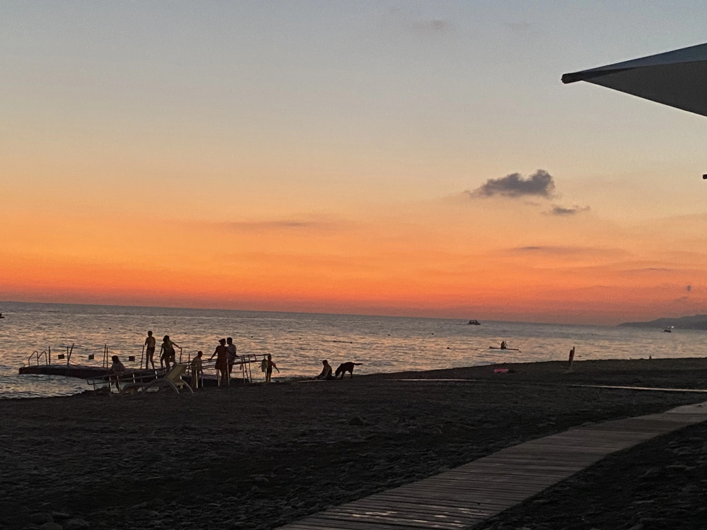 U Morya Luchezarnyij Apartments