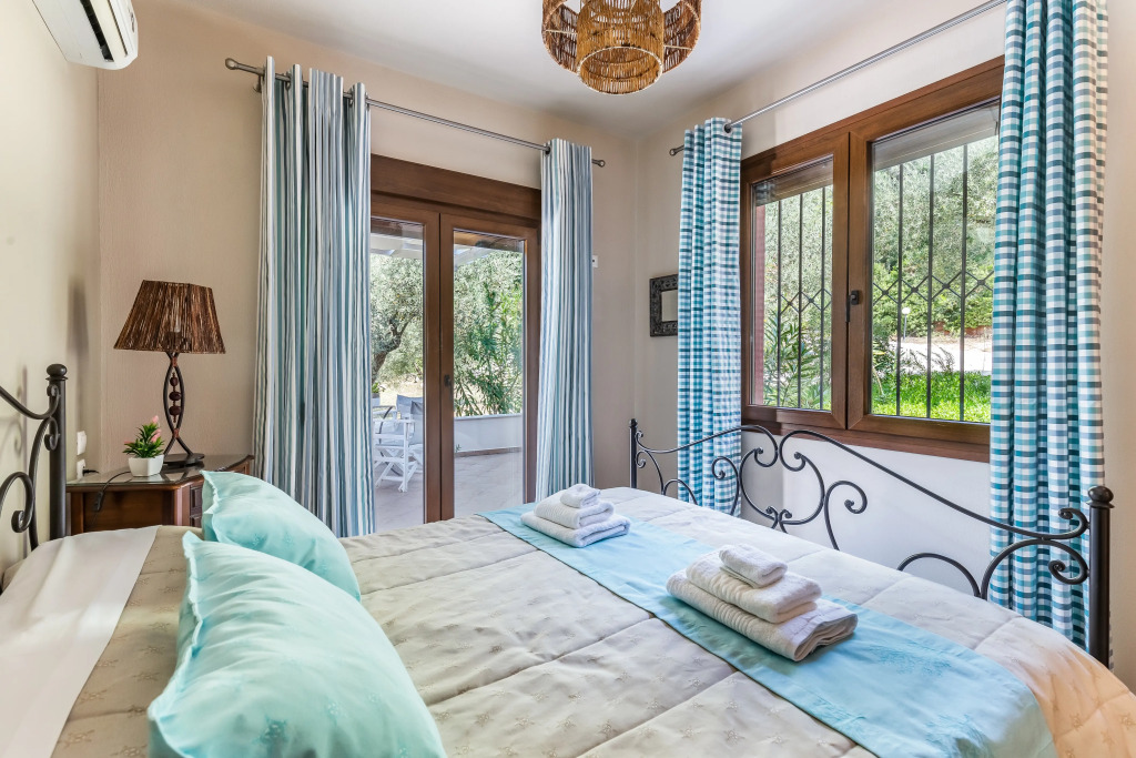 Luxury Villa with Private Pool in Skopelos, Spacious & Private, Villa Amaryllis By Kardous
